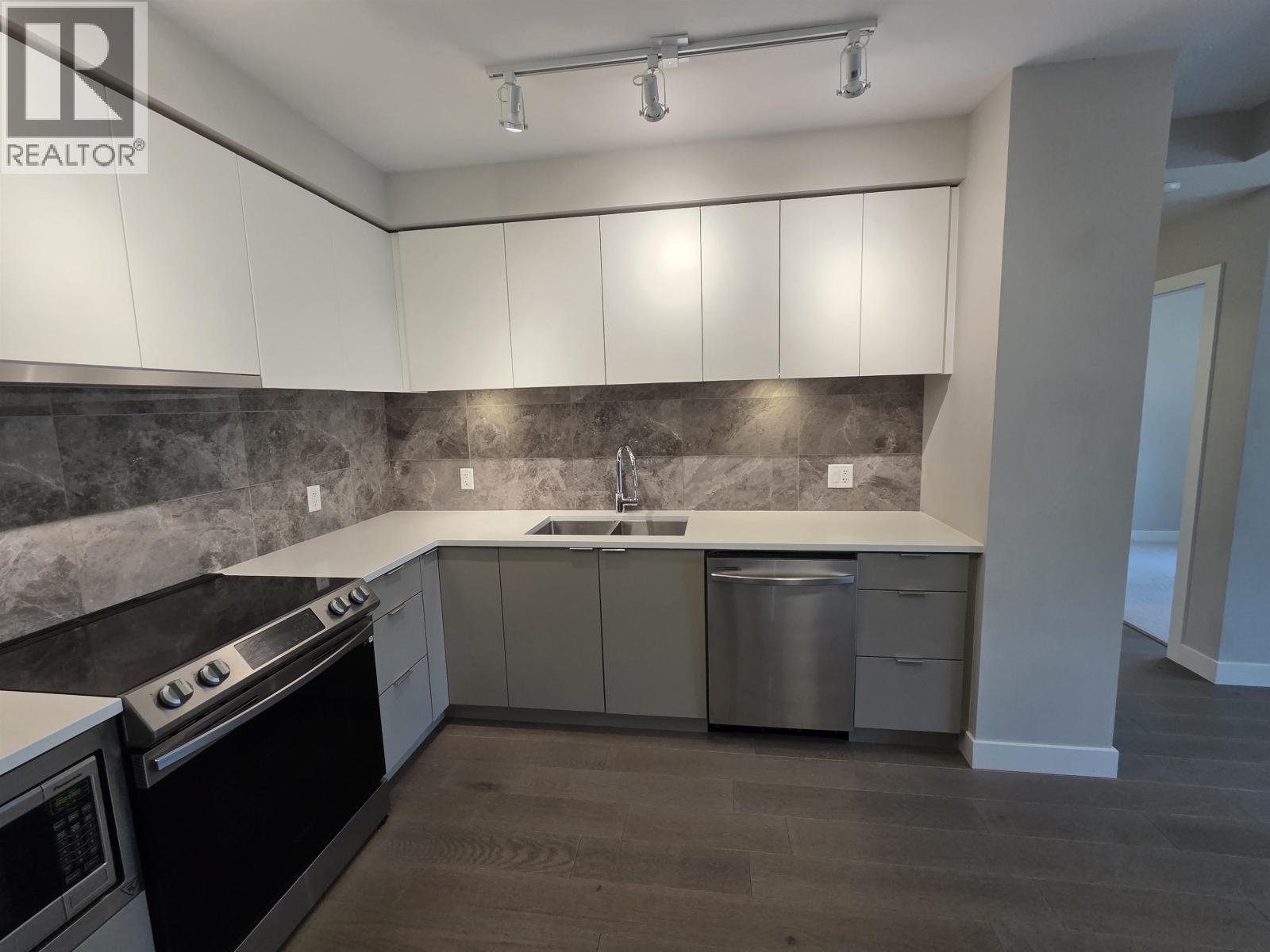 401 8725 University Crescent Property Photo 4