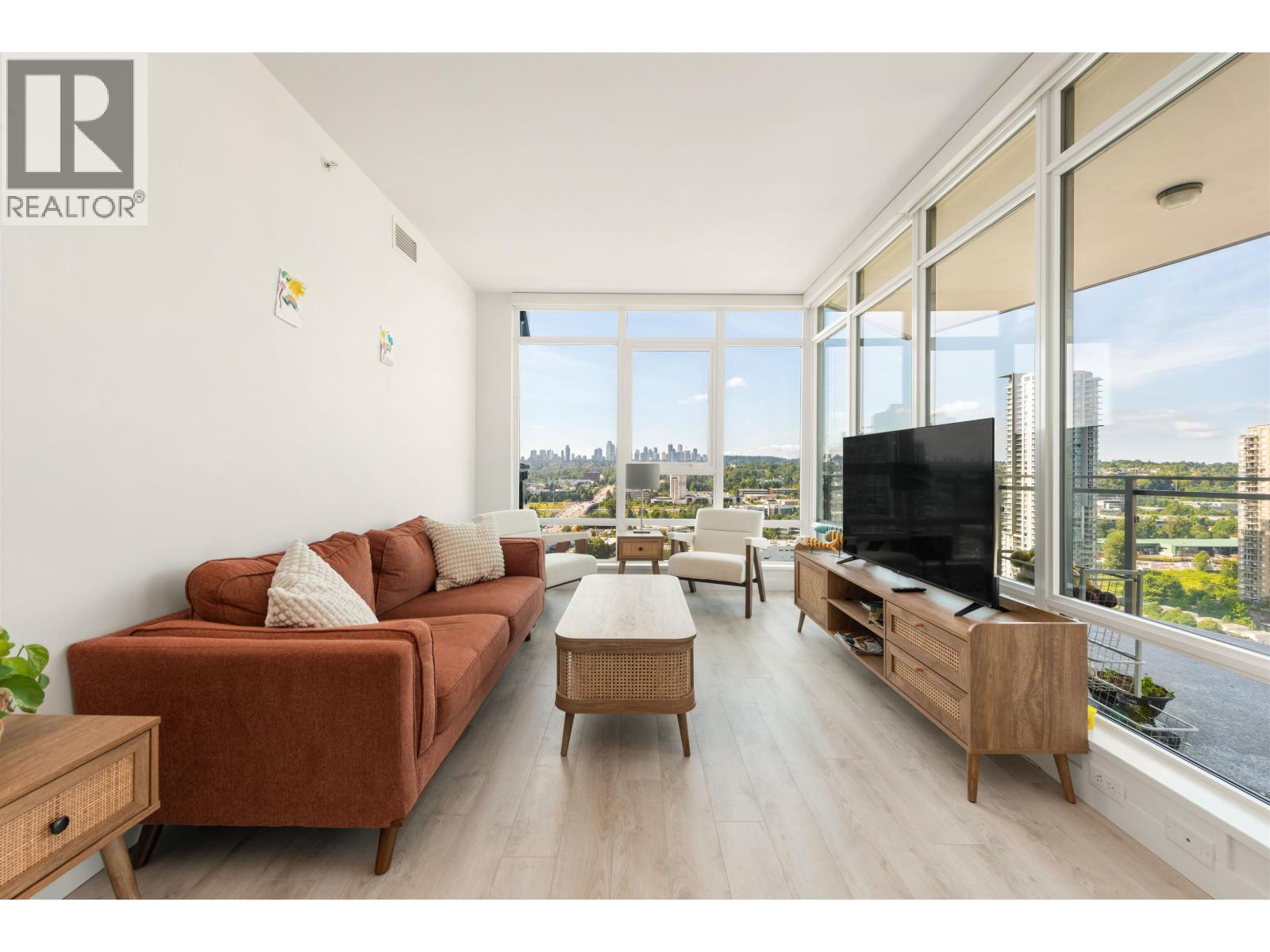 1808 2085 Skyline Crescent Property Photo 2