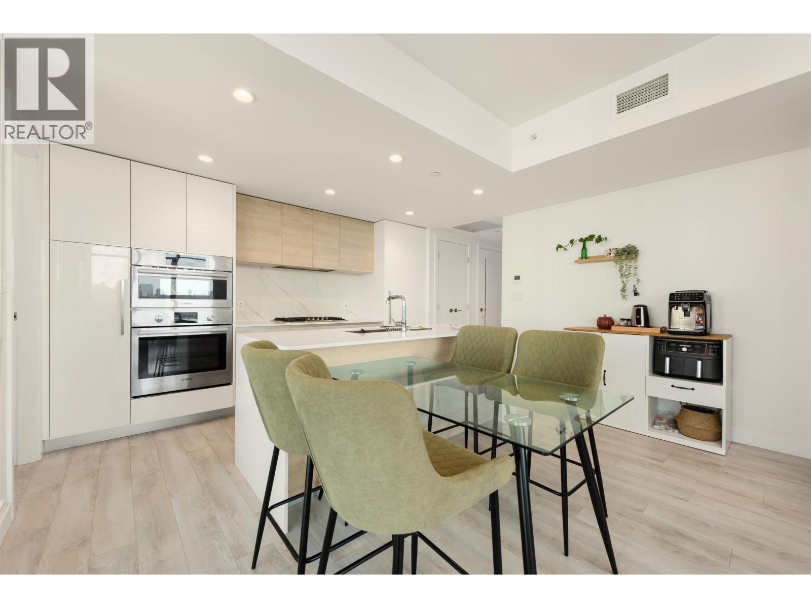 1808 2085 Skyline Crescent Property Photo 6