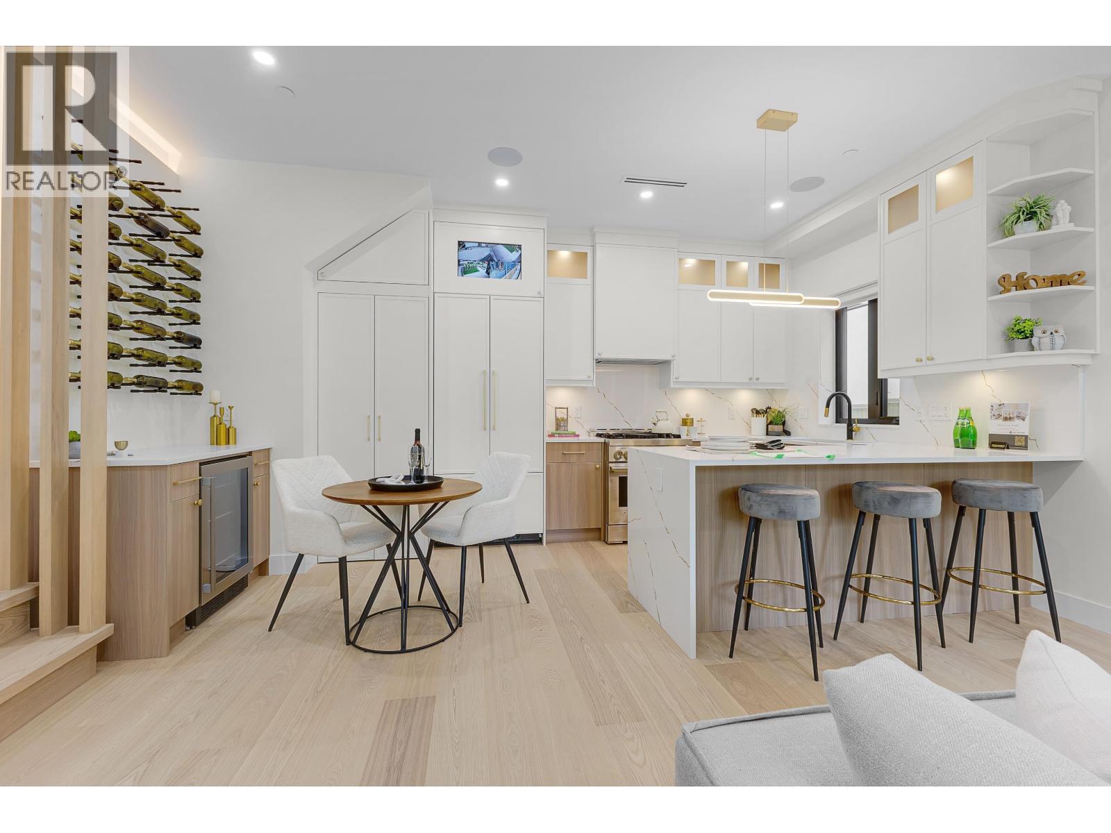 1 182 Ontario Place Property Photo 1