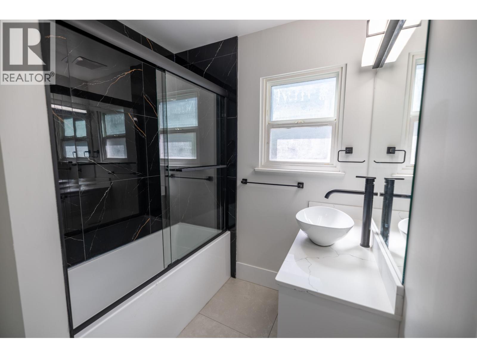 1558 Carney Street Property Photo 11