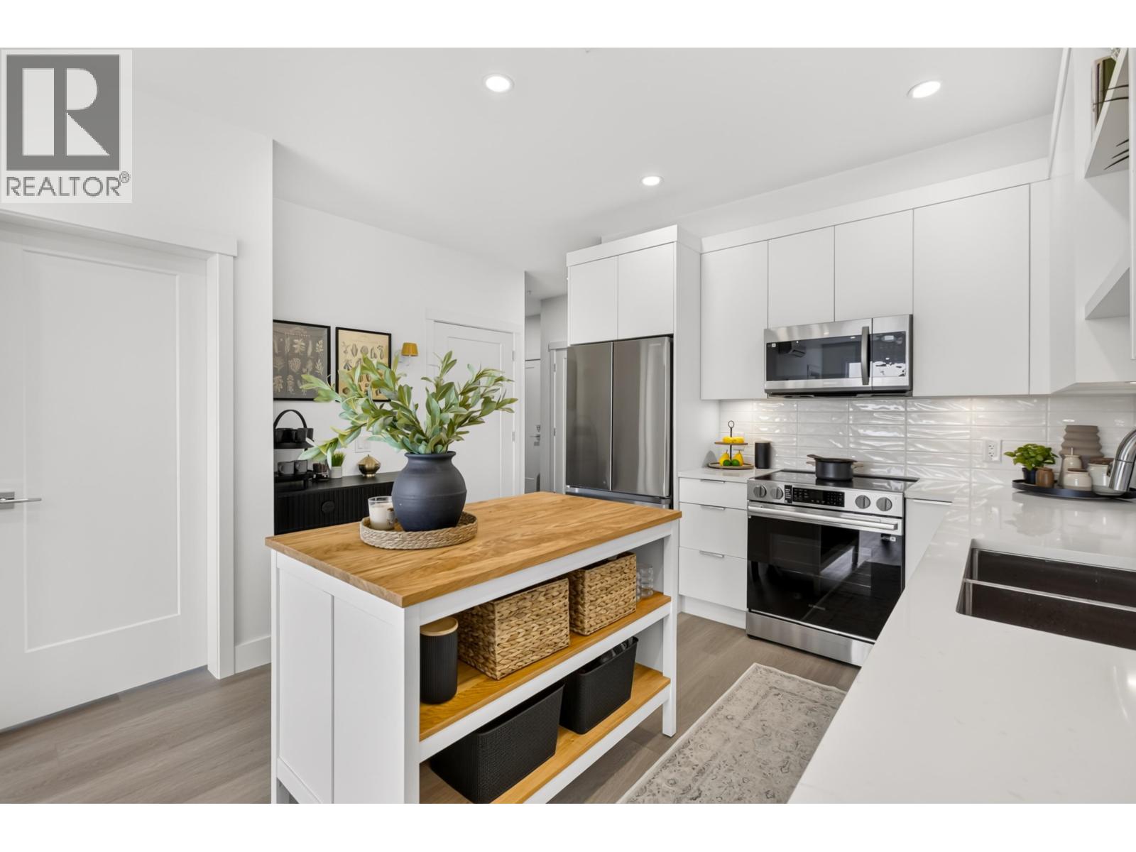 212 22348 North Avenue Property Photo 10