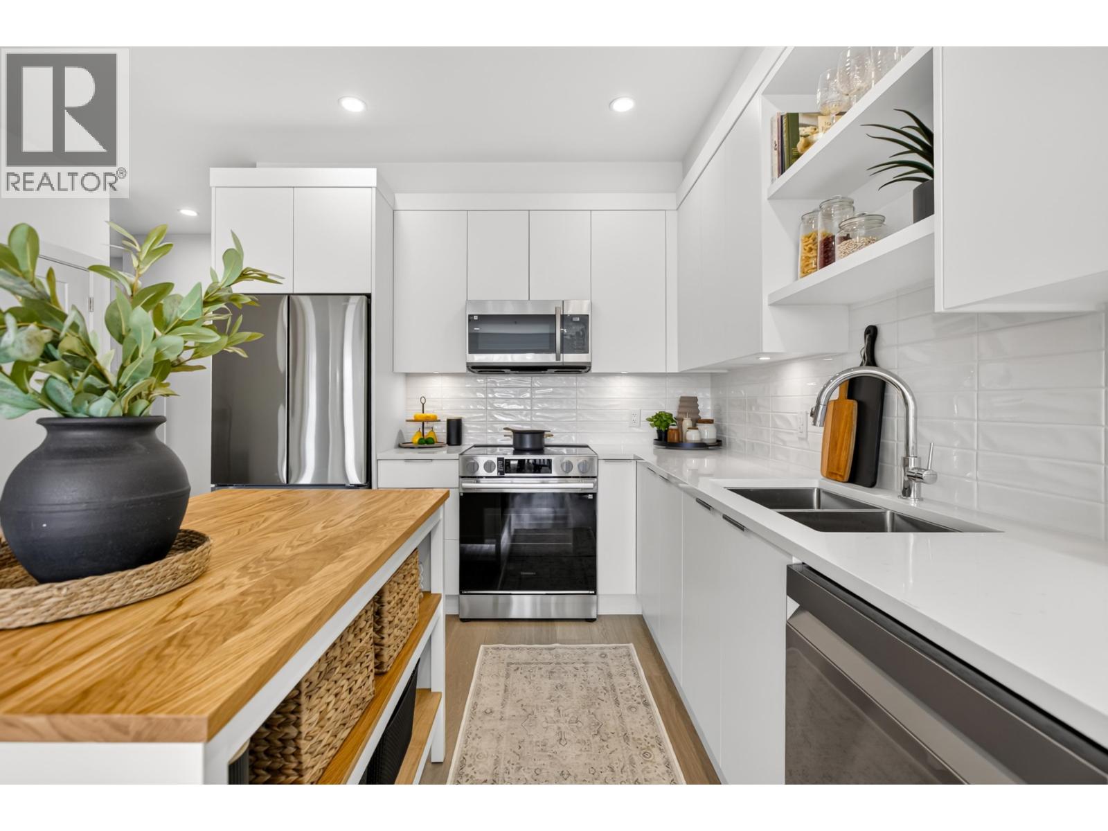 212 22348 North Avenue Property Photo 13