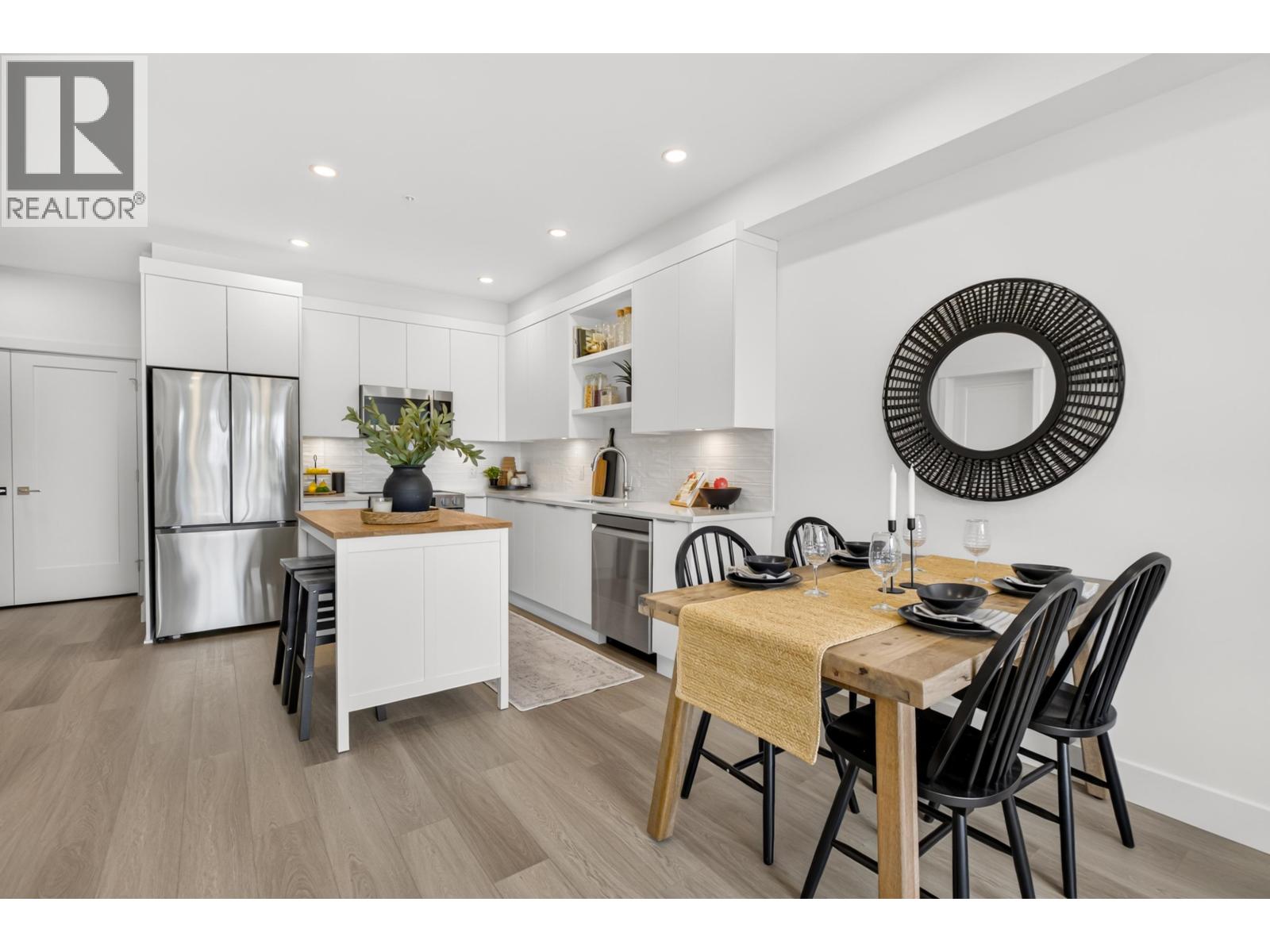 212 22348 North Avenue Property Photo 16