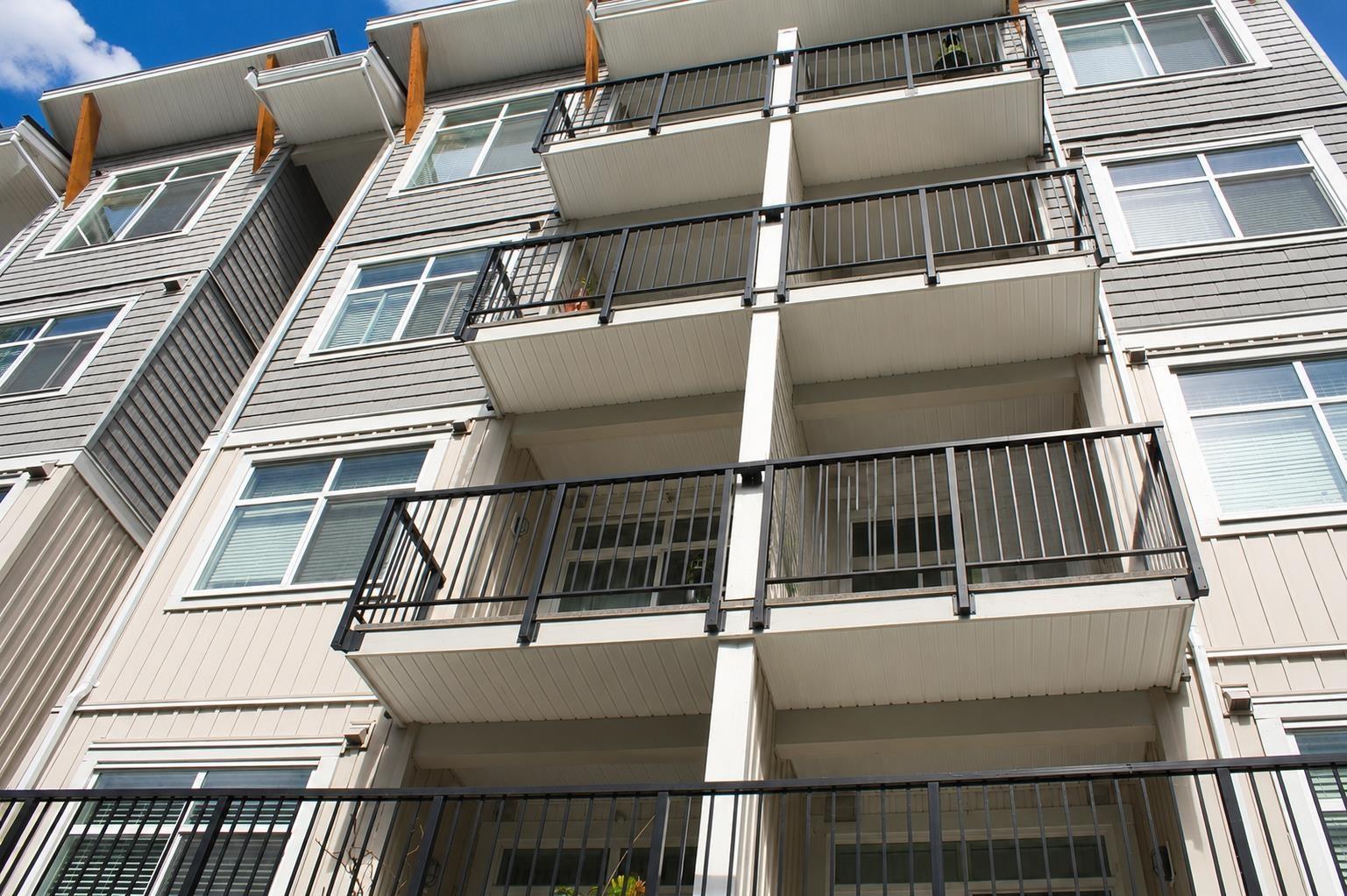 310 19940 Brydon Crescent Photo de la propriété 1