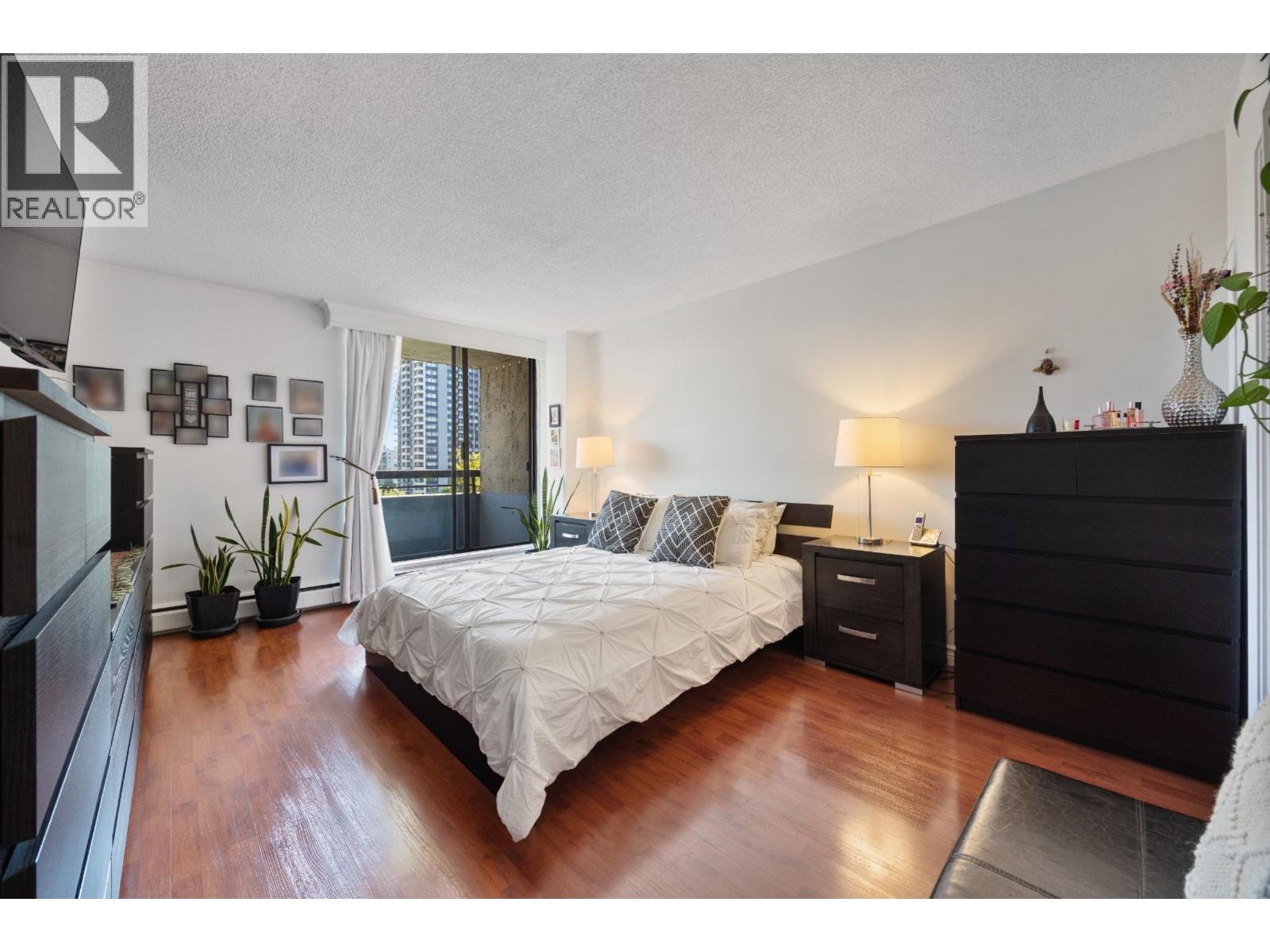 1003 3737 Bartlett Court Property Photo 16