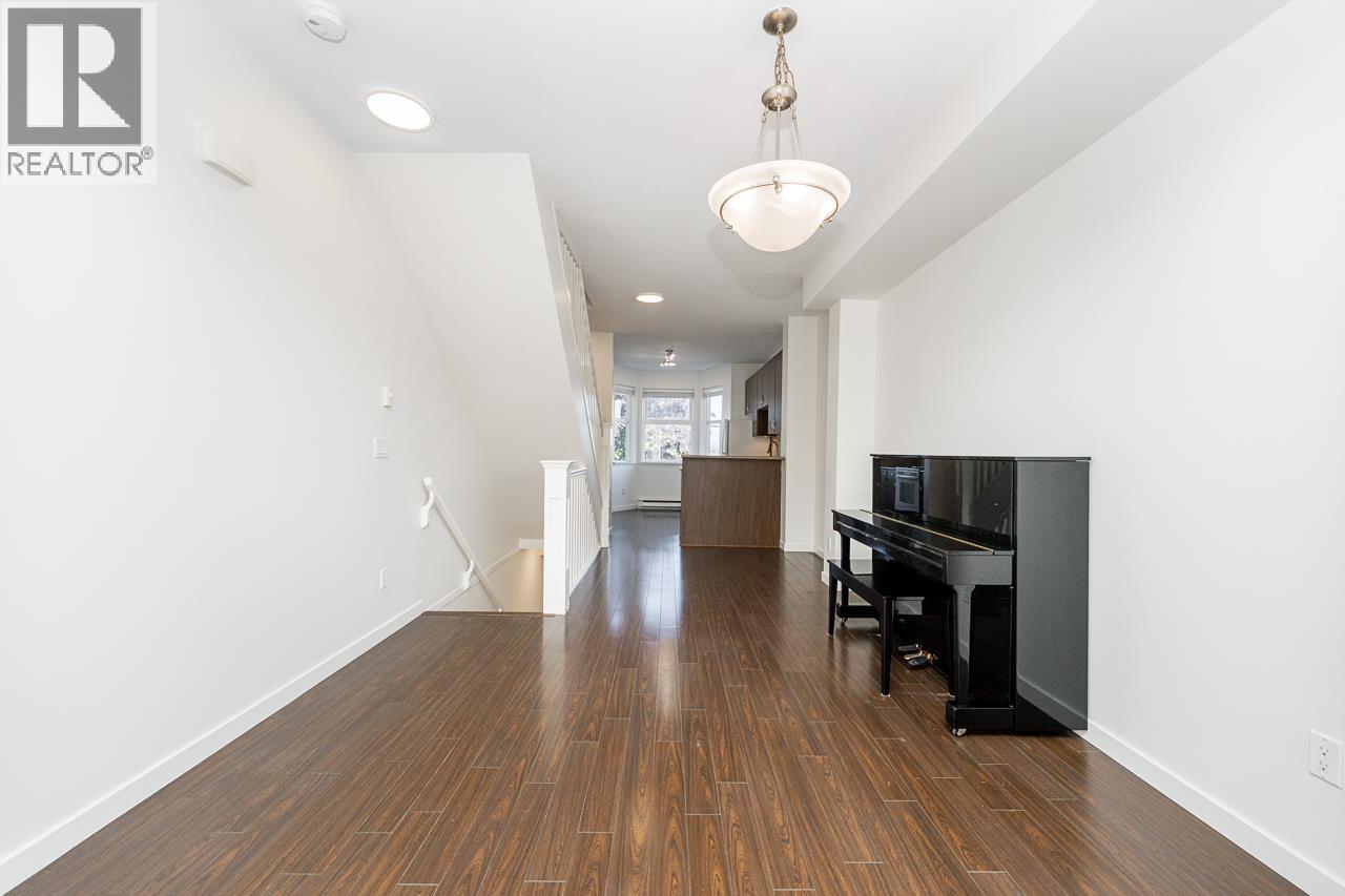 21 6099 Alder Street Property Photo 6