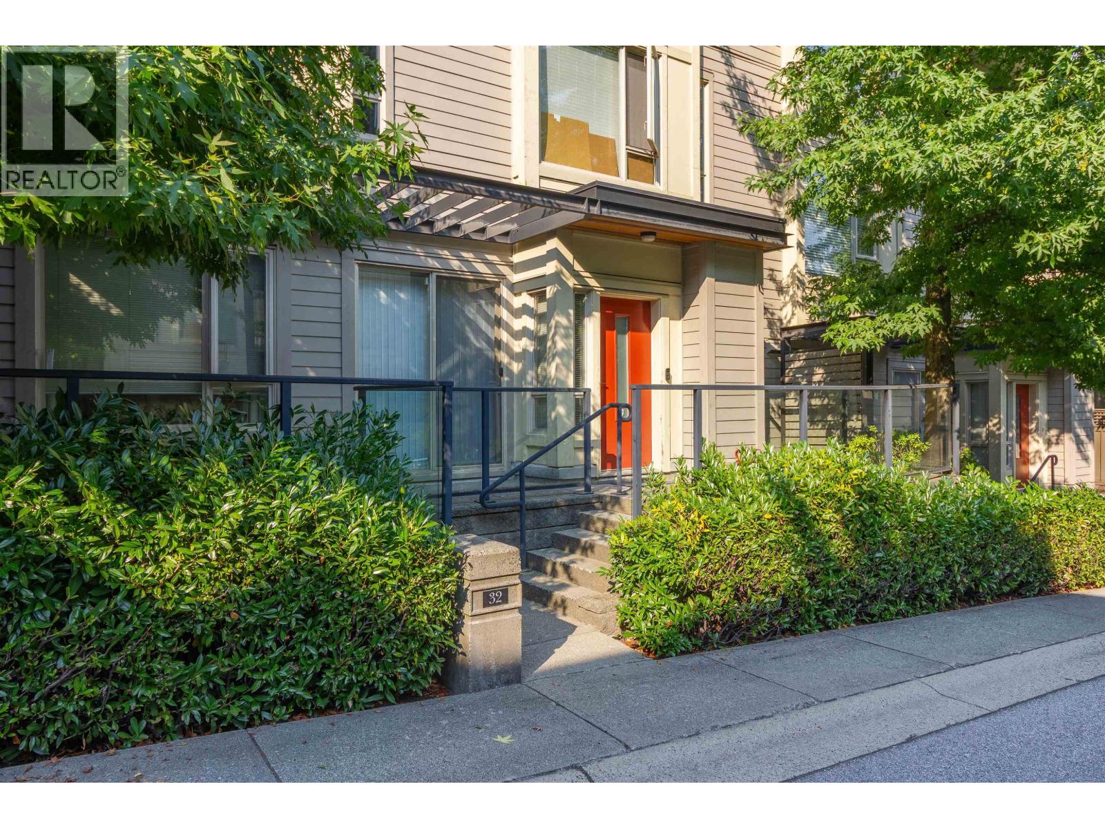 32 9229 University Crescent Property Photo 1