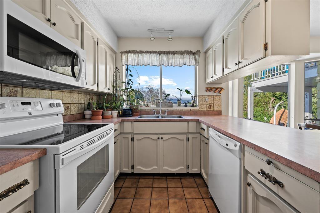 16881 31 Avenue Property Photo 12