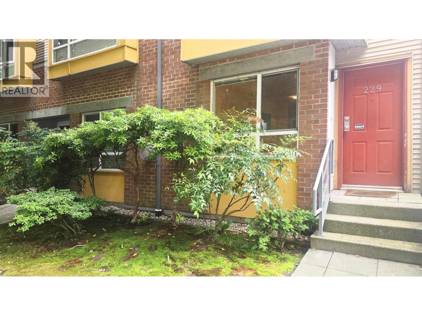229 E 11TH AVENUE