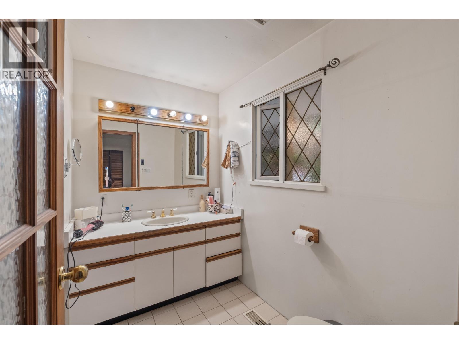 886 E 29th Street Property Photo 17