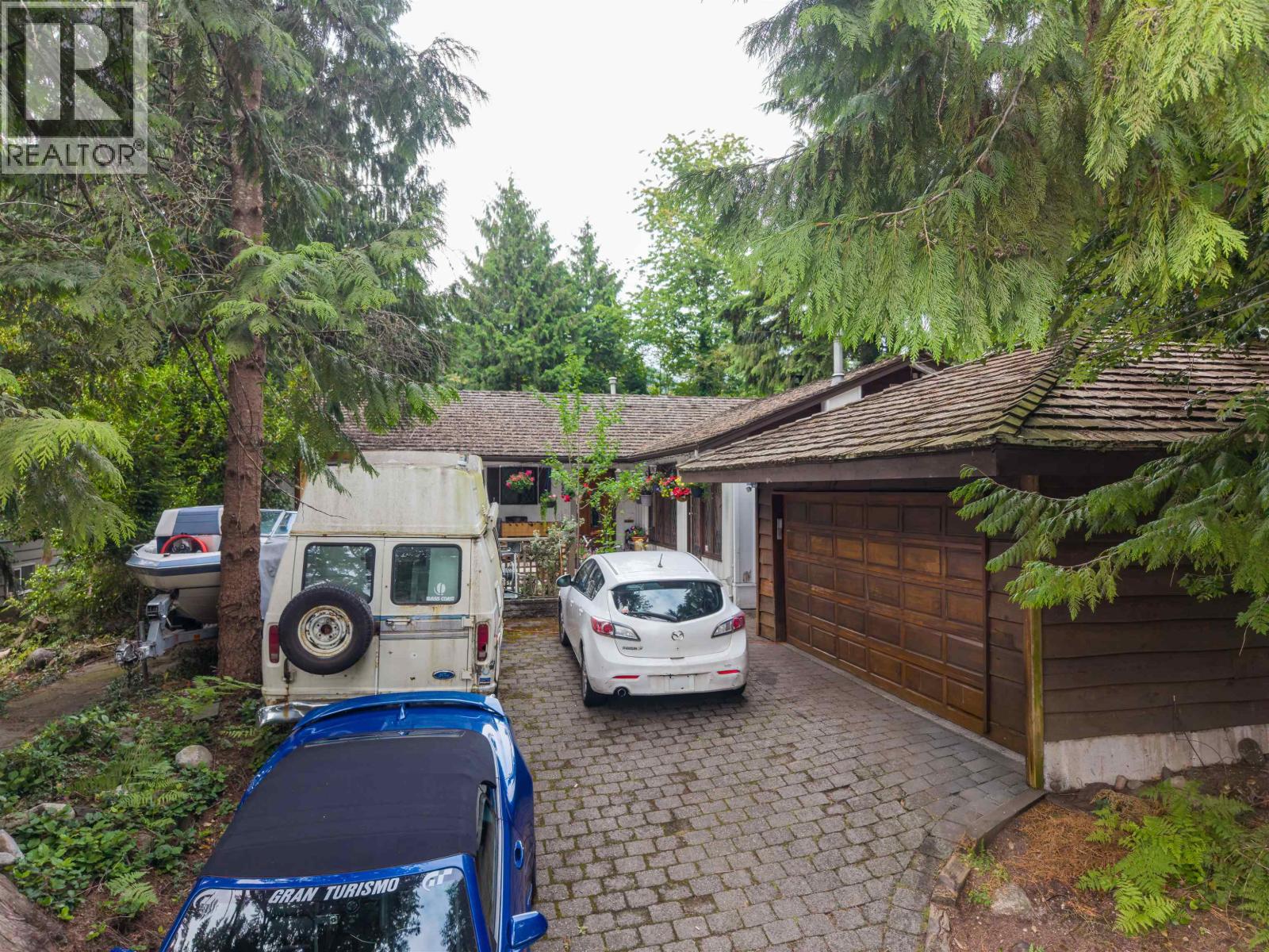 886 E 29th Street Property Photo 27