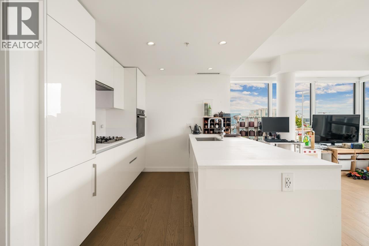 1601 5766 Gilbert Road Property Photo 12