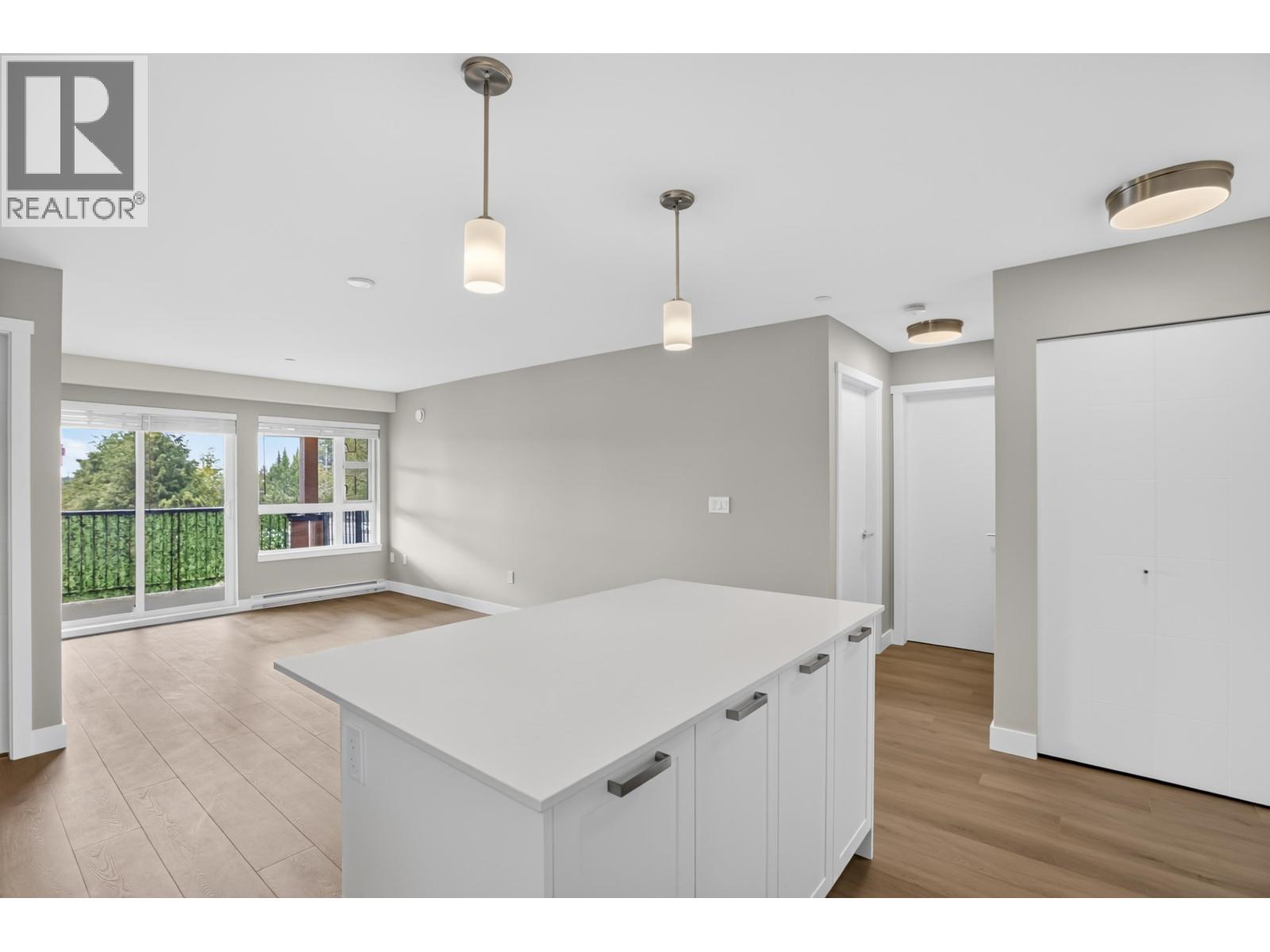 311 22562 121 Avenue Property Photo 5