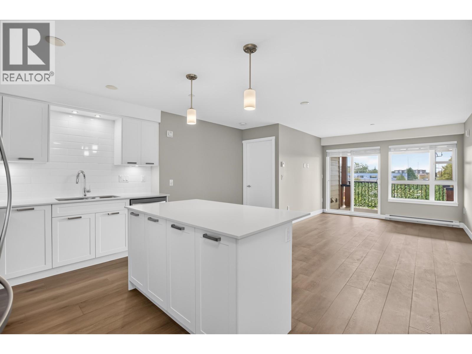 311 22562 121 Avenue Property Photo 6