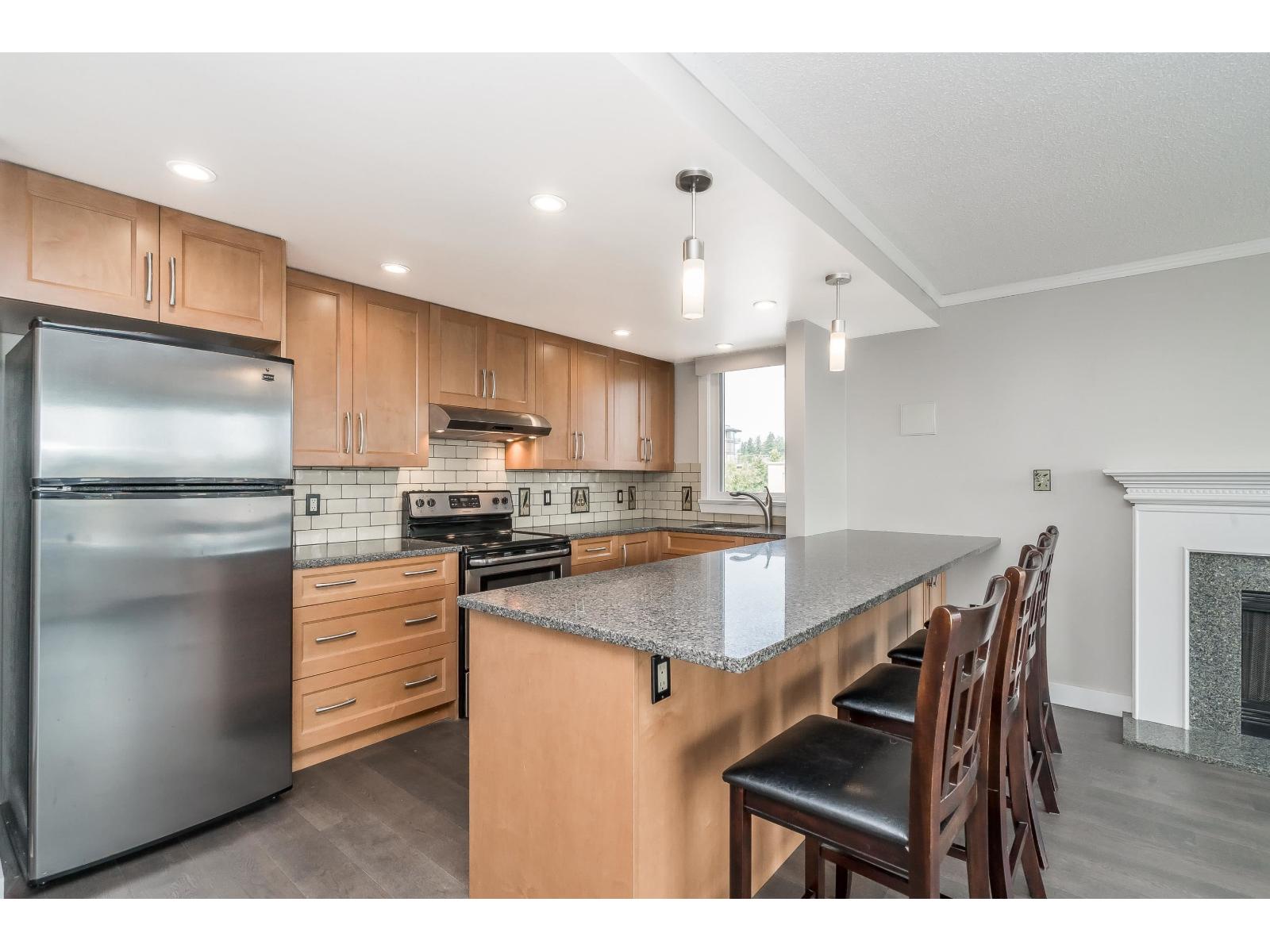 412 15111 Russell Avenue Property Photo 8