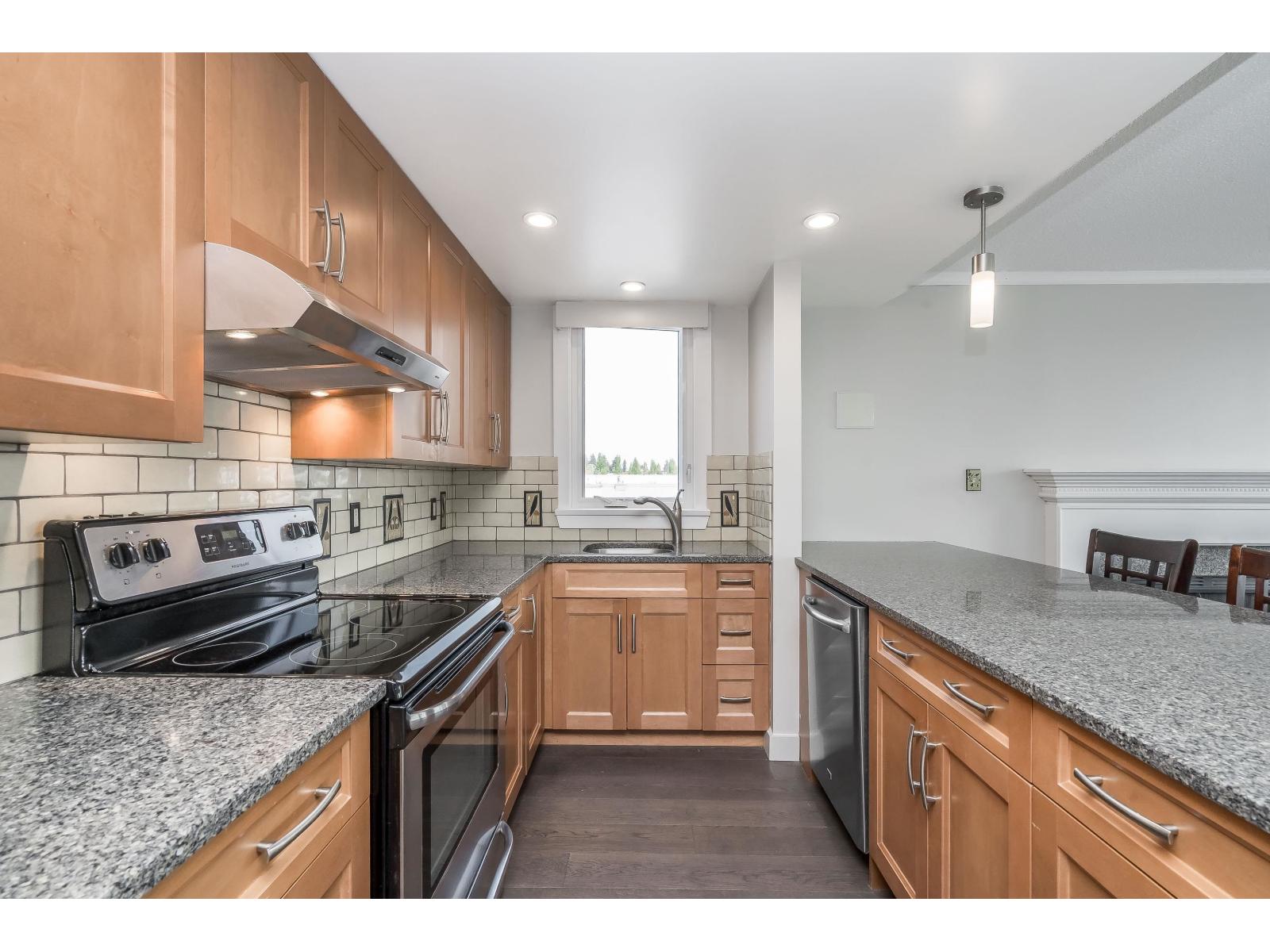 412 15111 Russell Avenue Property Photo 9