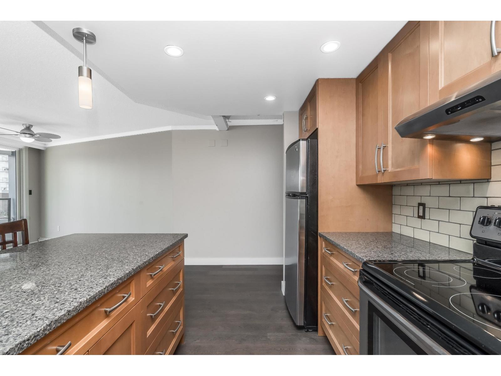 412 15111 Russell Avenue Property Photo 10