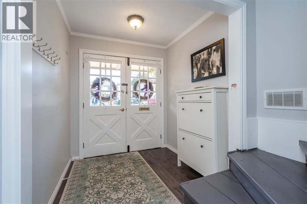 5529 5531 Maple Crescent Property Photo 3