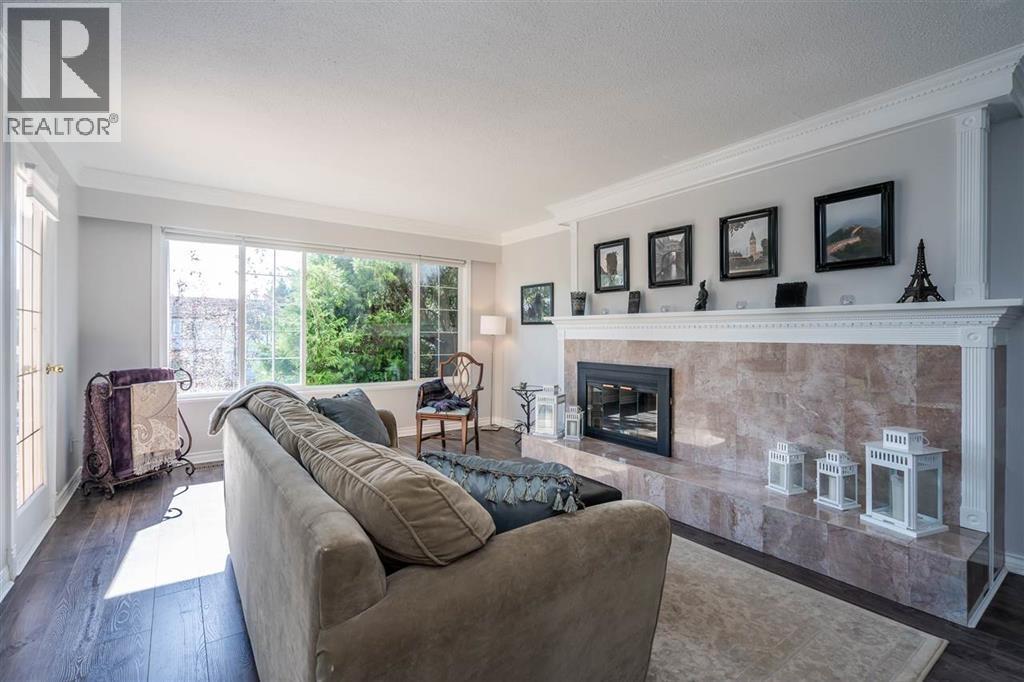 5529 5531 Maple Crescent Property Photo 4