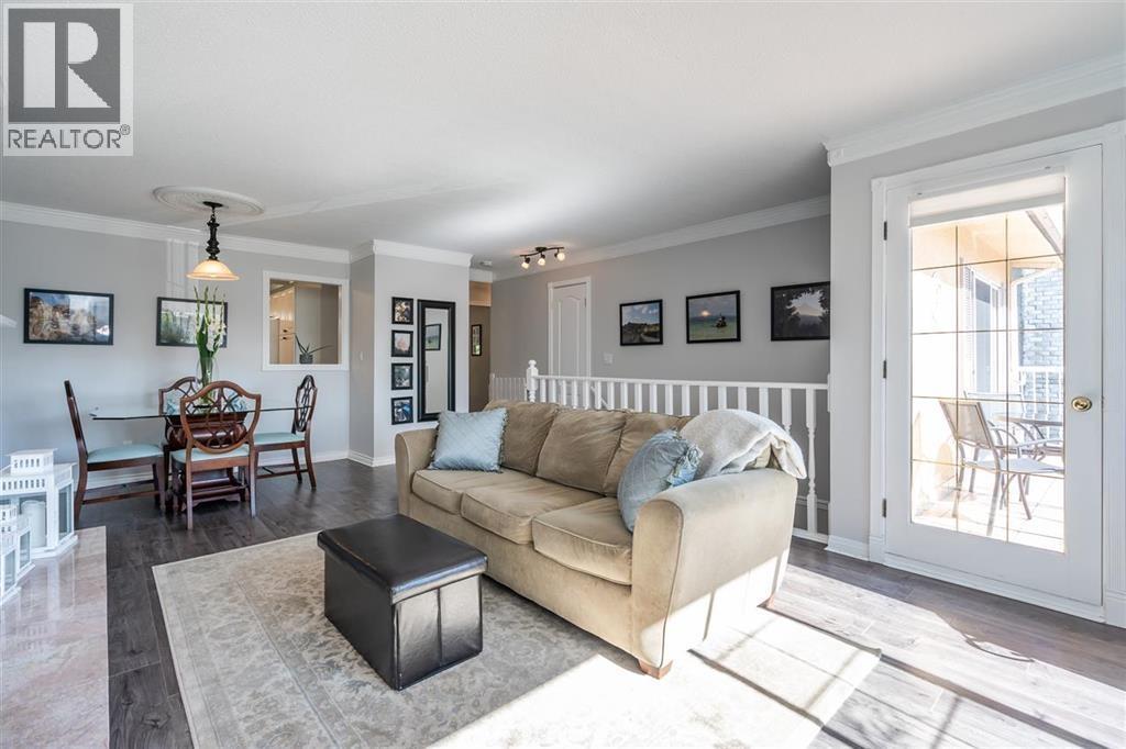 5529 5531 Maple Crescent Property Photo 5