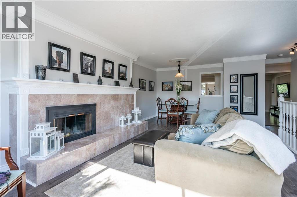 5529 5531 Maple Crescent Property Photo 6