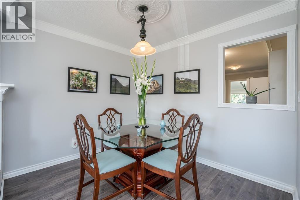 5529 5531 Maple Crescent Property Photo 7
