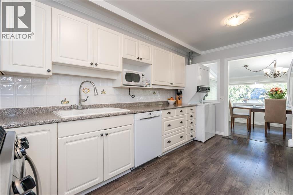 5529 5531 Maple Crescent Property Photo 8
