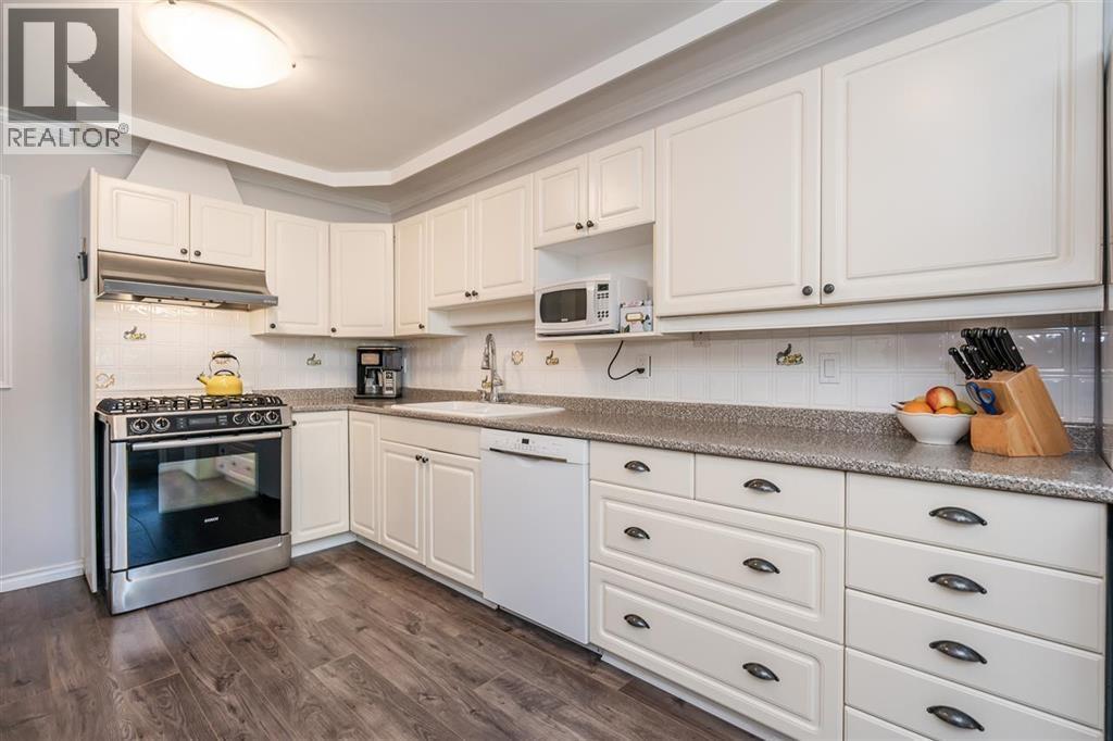 5529 5531 Maple Crescent Property Photo 9