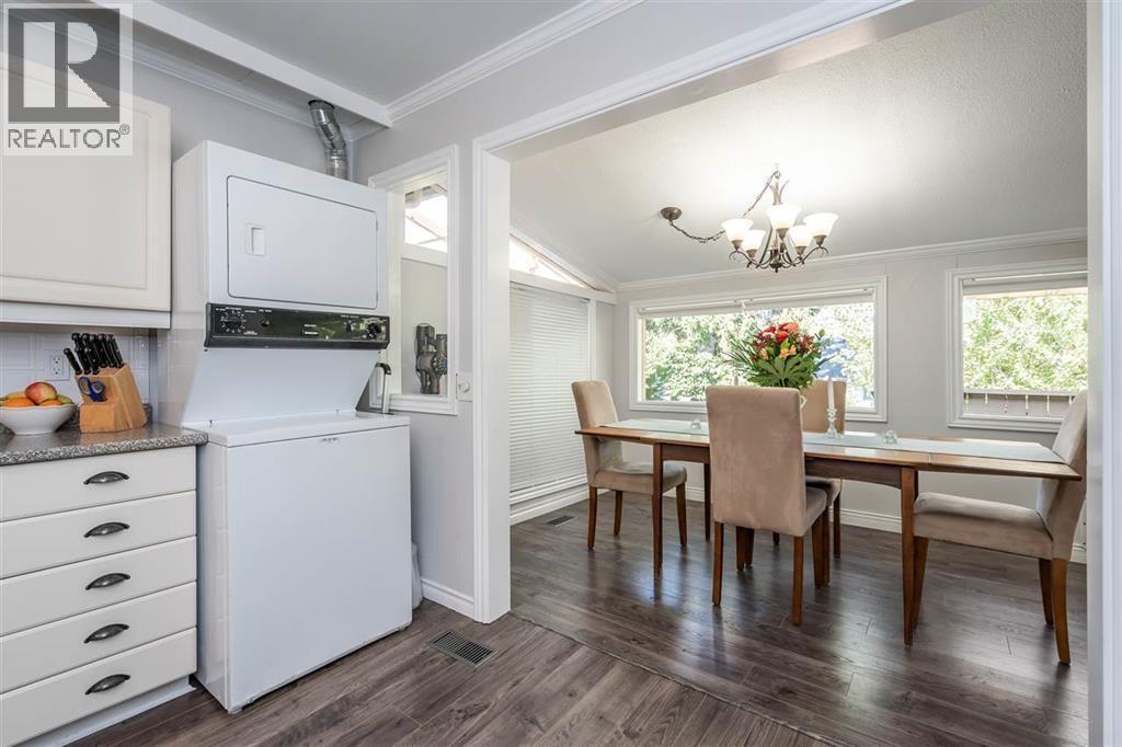 5529 5531 Maple Crescent Property Photo 10