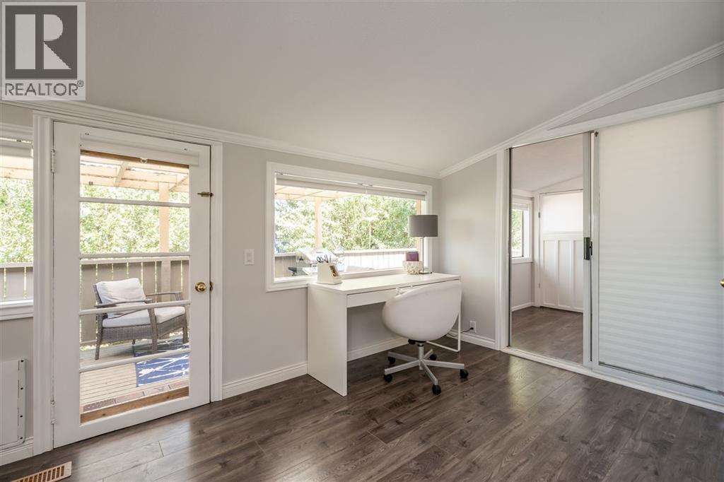 5529 5531 Maple Crescent Property Photo 12