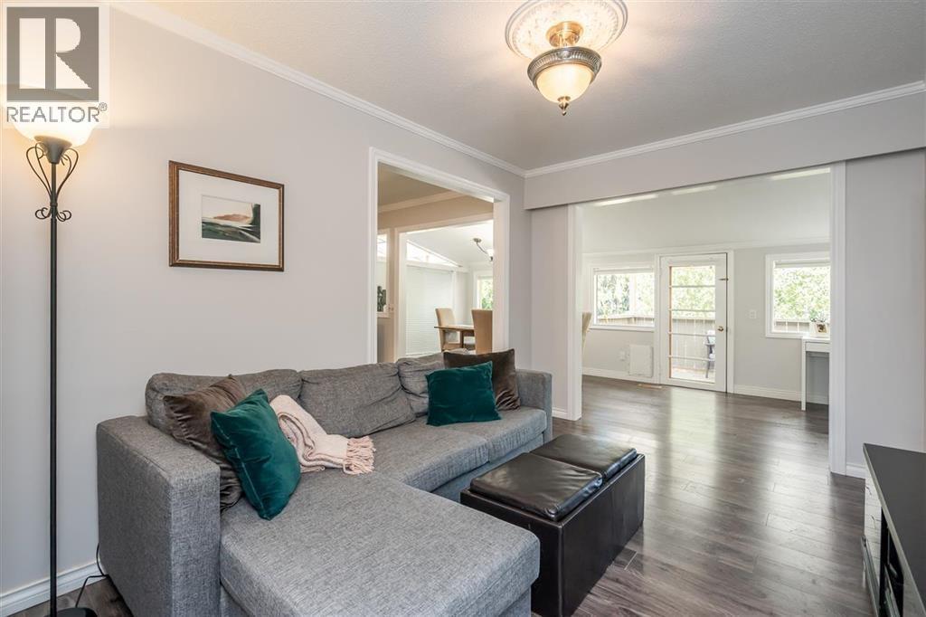 5529 5531 Maple Crescent Property Photo 15