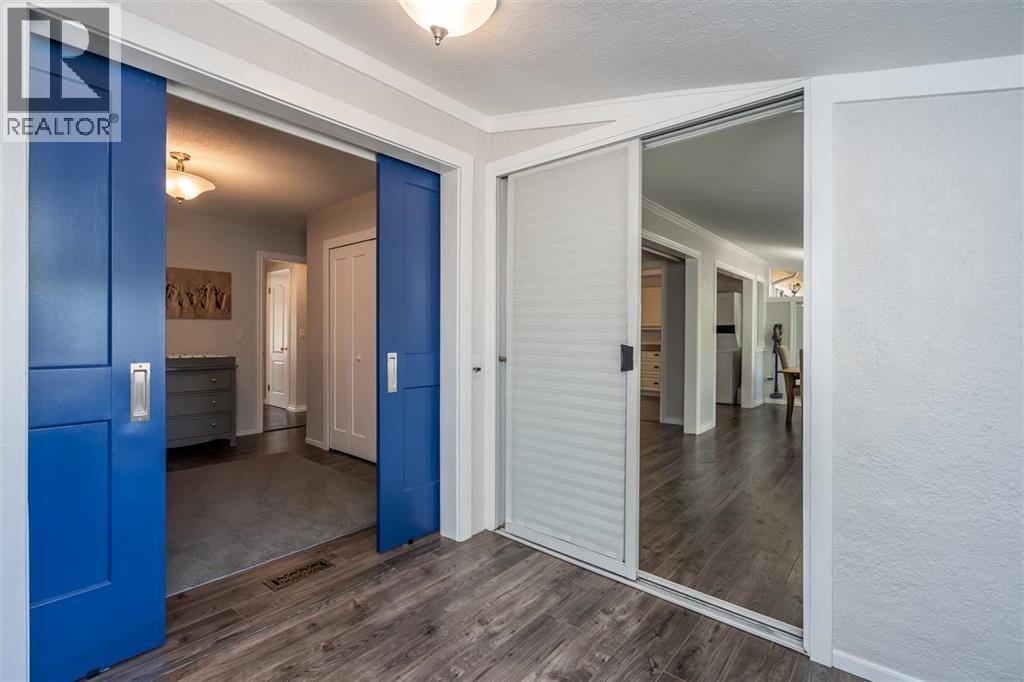 5529 5531 Maple Crescent Property Photo 16