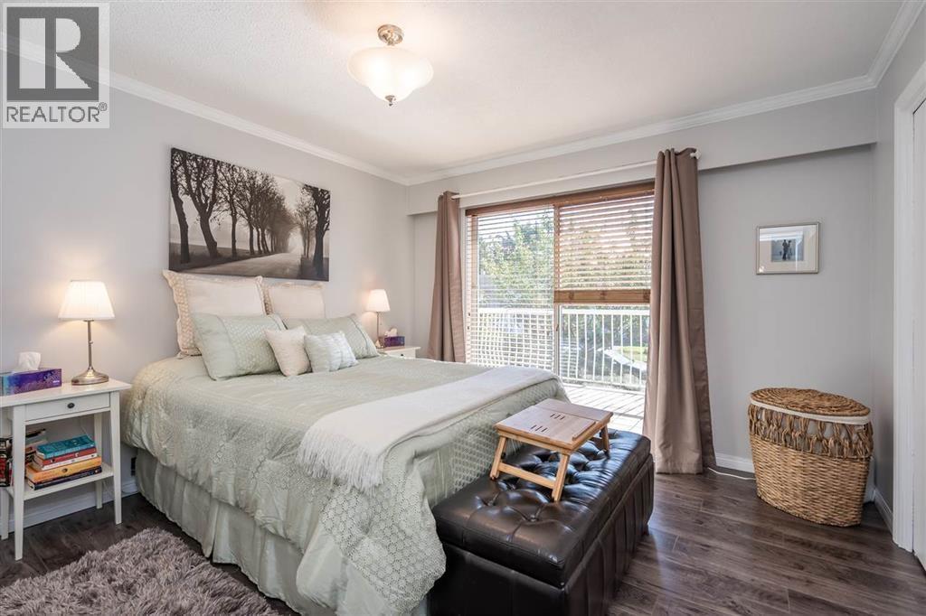 5529 5531 Maple Crescent Property Photo 18
