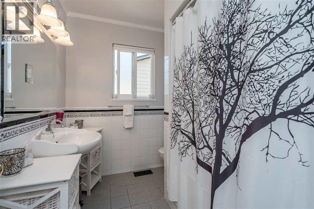 5529 5531 Maple Crescent Property Photo 19