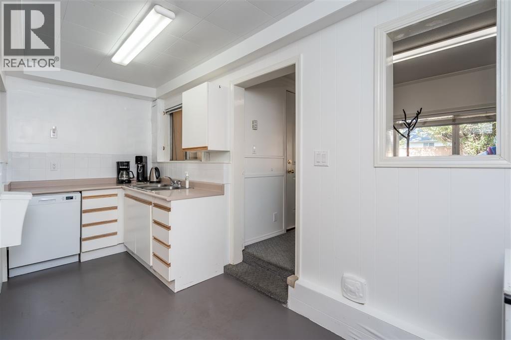 5529 5531 Maple Crescent Property Photo 26