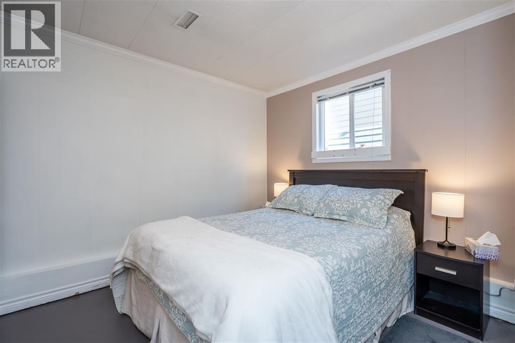 5529 5531 Maple Crescent Property Photo 27