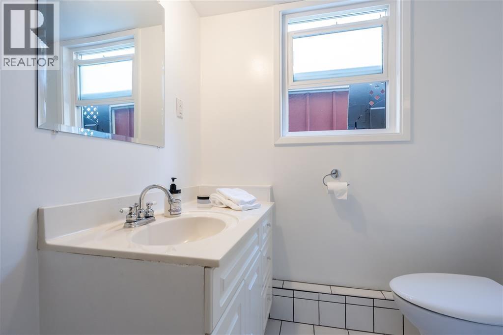 5529 5531 Maple Crescent Property Photo 29