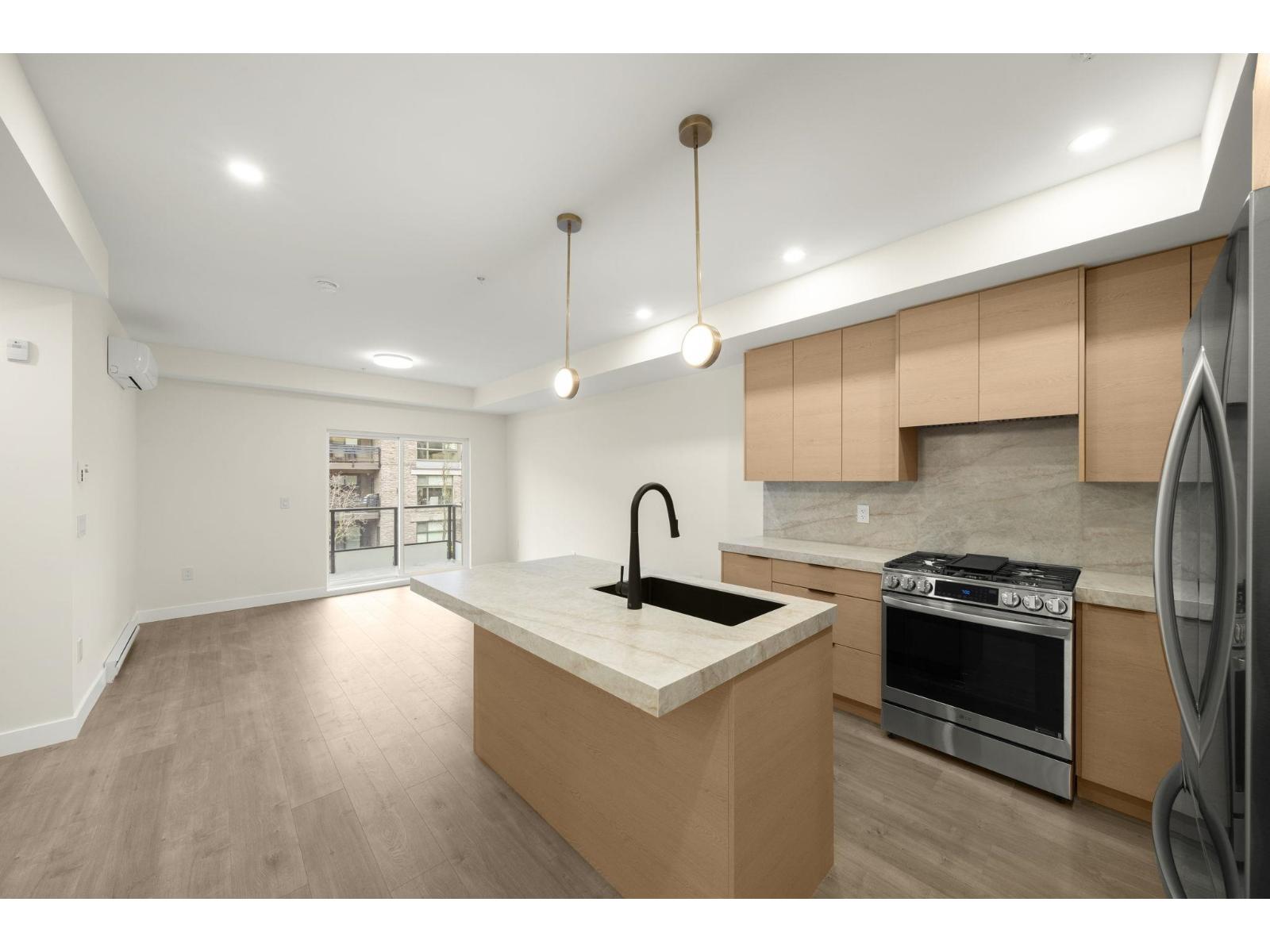 211 15353 17 Avenue Property Photo 3