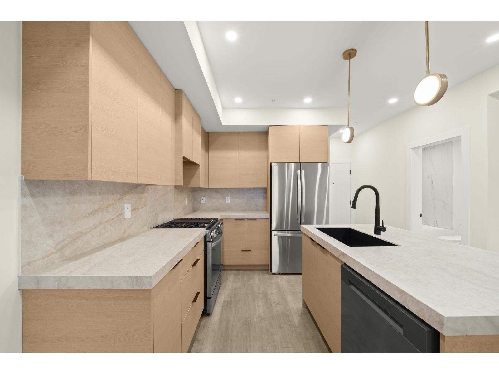 211 15353 17 Avenue Property Photo 4