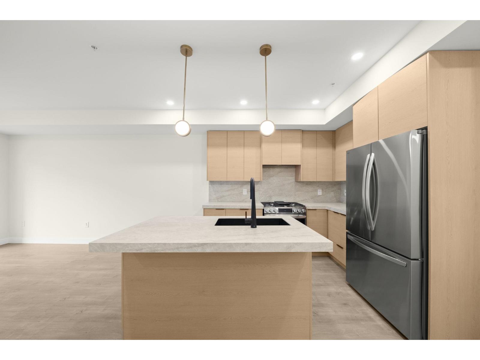 211 15353 17 Avenue Property Photo 5
