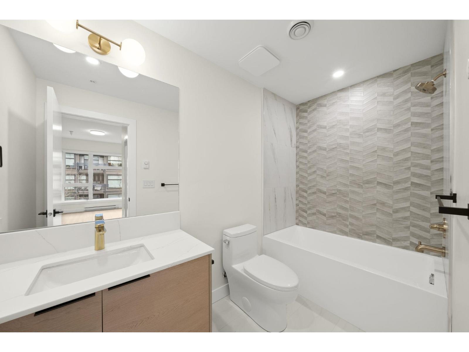 211 15353 17 Avenue Property Photo 16