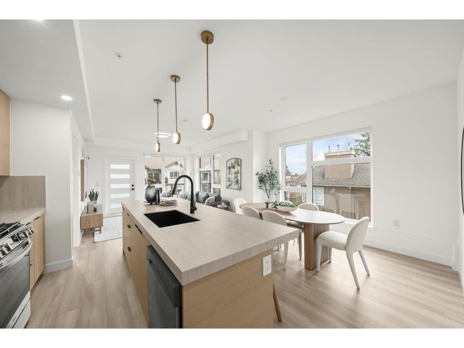 304 15353 17 AVENUE Property Photo 1