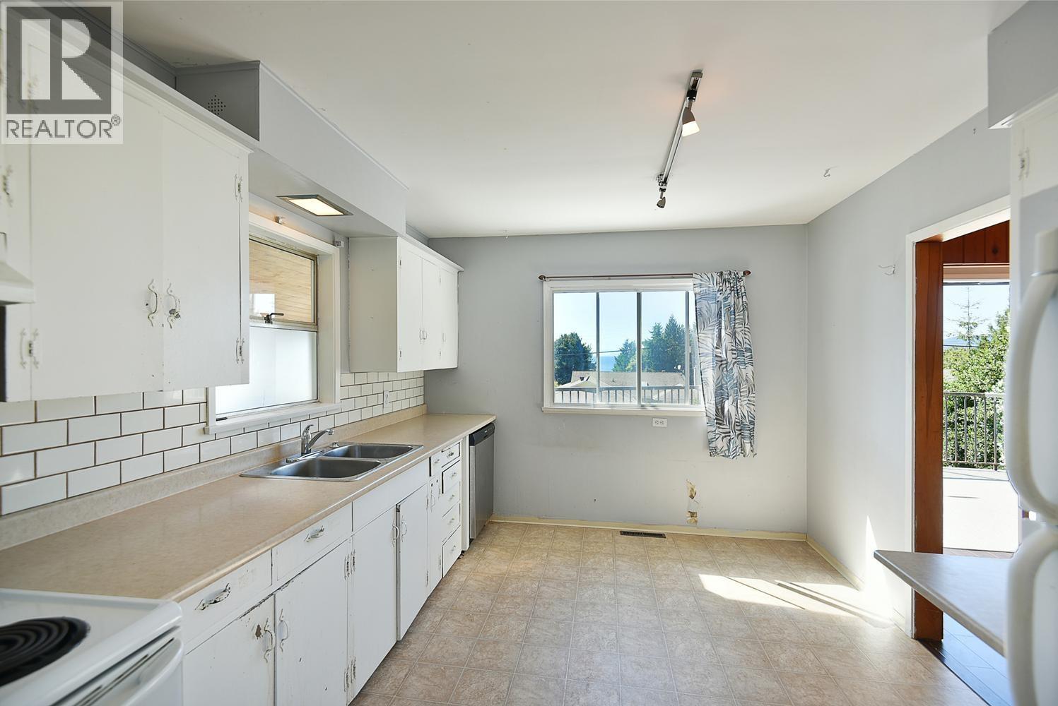 4726 Laurel Avenue Property Photo 5