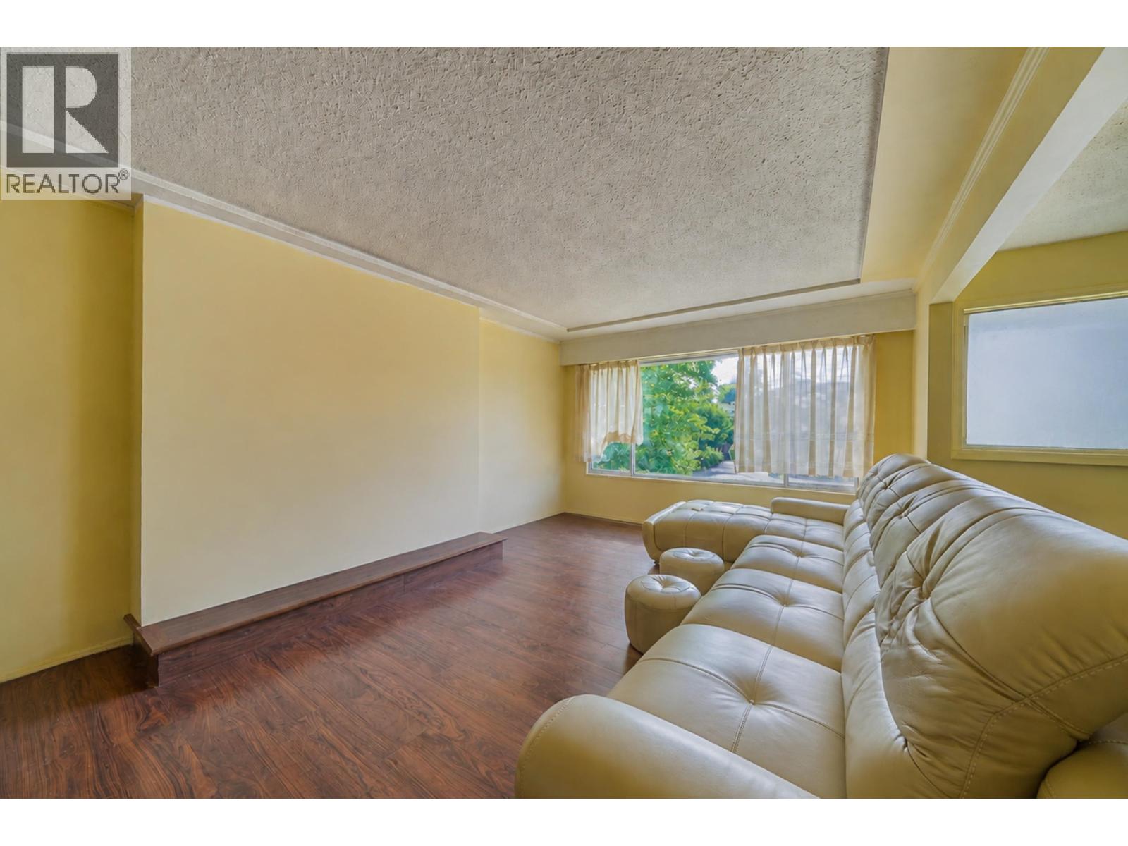 10671 Aintree Crescent Property Photo 3