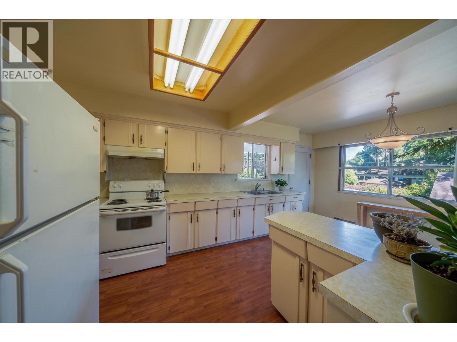 10671 Aintree Crescent Property Photo 8