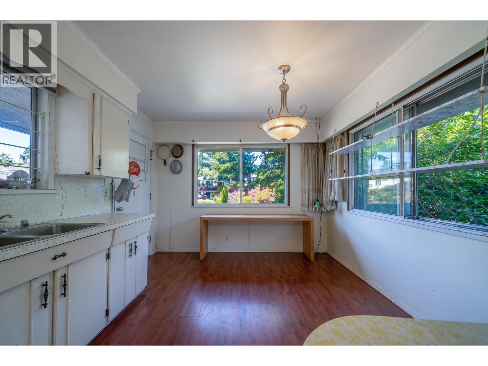 10671 Aintree Crescent Property Photo 9