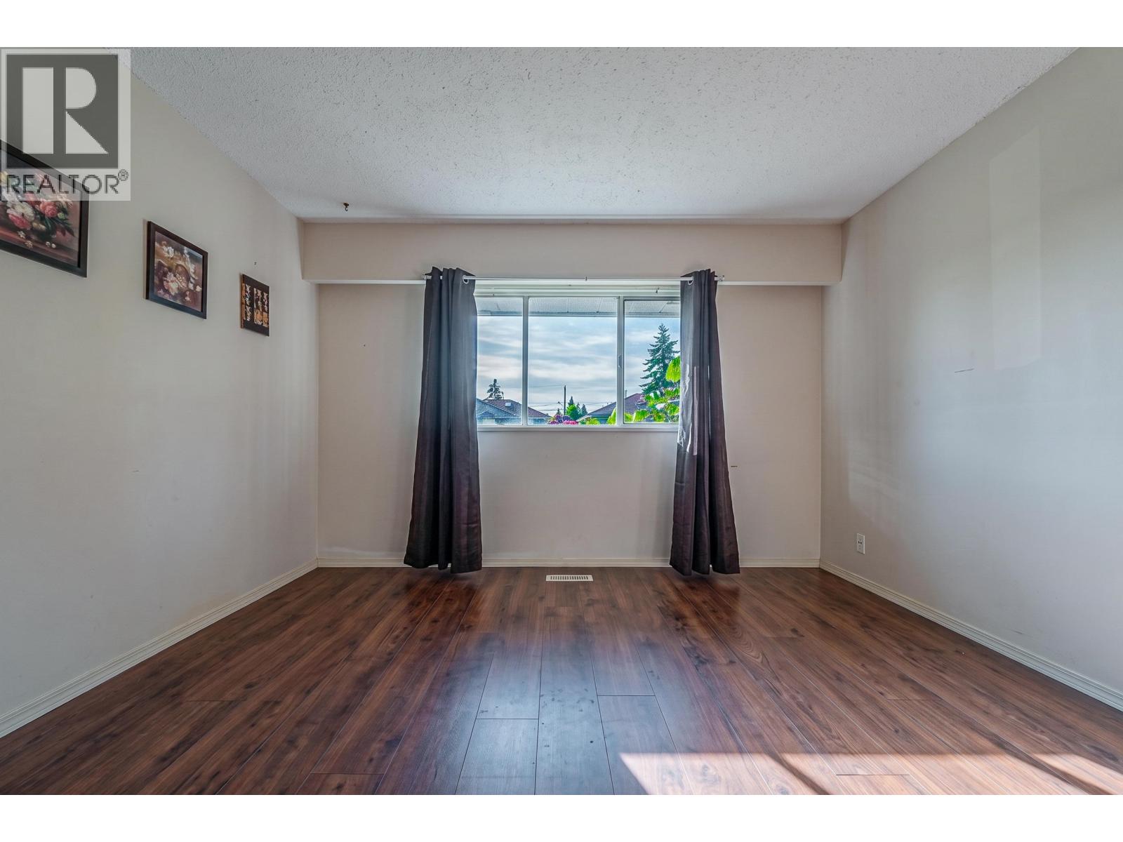 10671 Aintree Crescent Property Photo 12