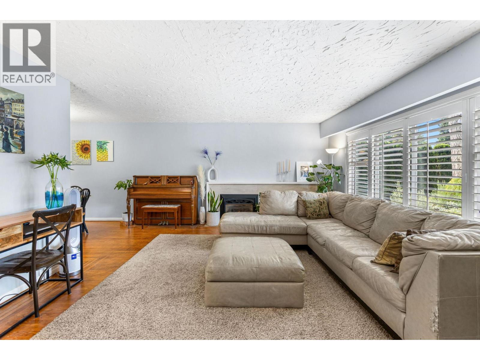 3020 Thorncliffe Drive Property Photo 4