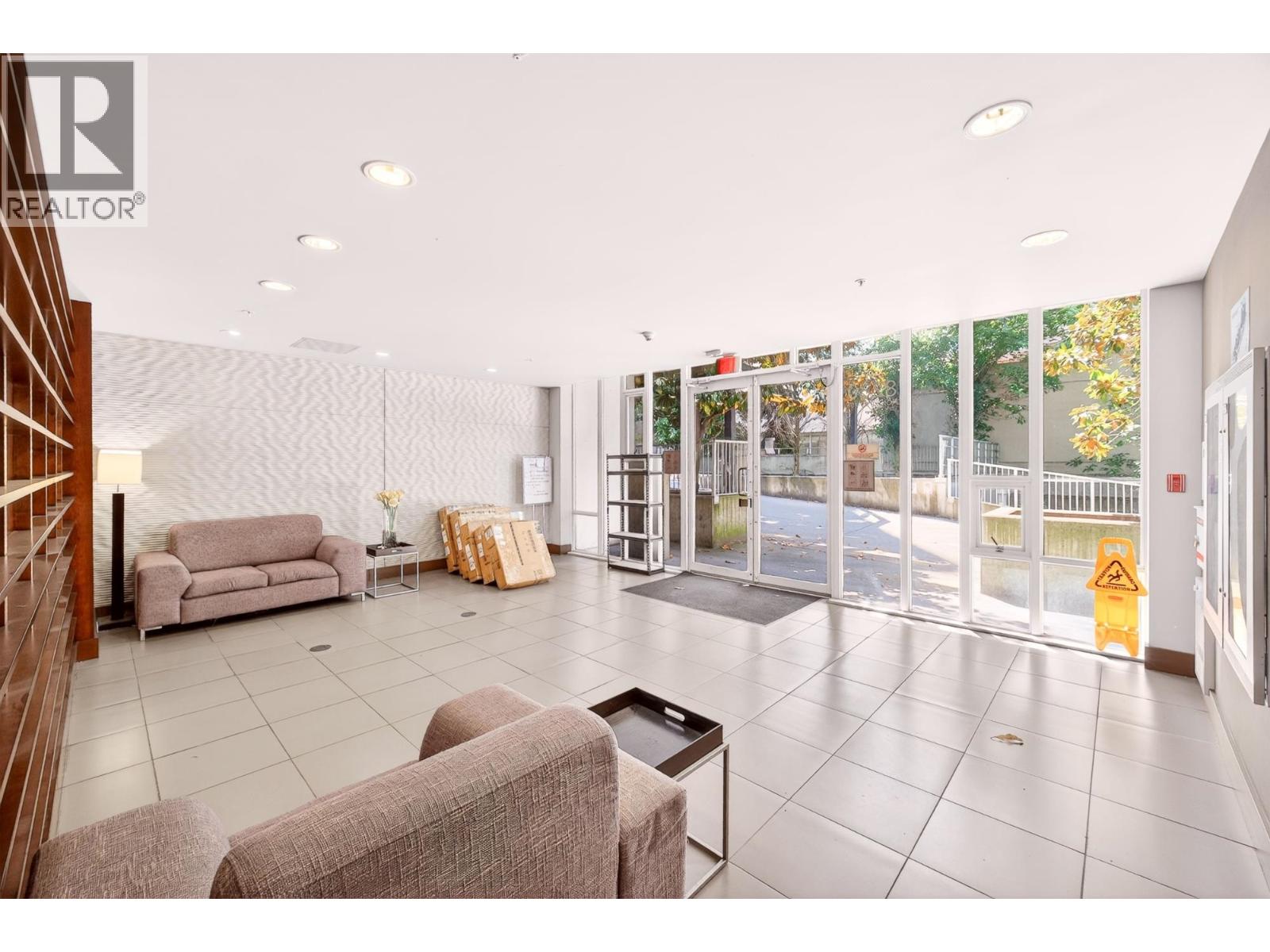 606 8280 Lansdowne Road Property Photo 3